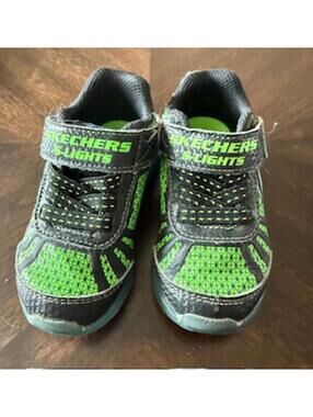 Boys Size 6 Toddler Sketchers Light-up Sneakers